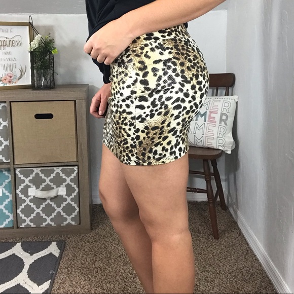 << Leopard Bodycon Stretchy Mini Skirt >> - Picture 3 of 5